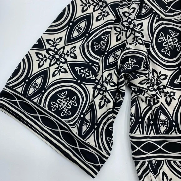 Yvos Black and White Graphic Print with Bell Sleeves- Large - Picture 7 of 7